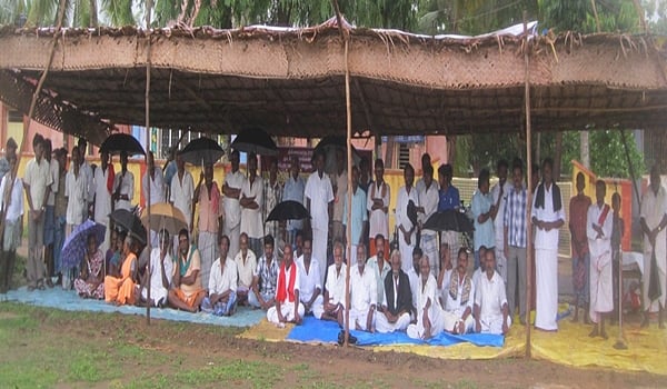 வட்டார வளர்ச்சி அலுவலரைக் கண்டித்து கொட்டும் மழையில் பொதுமக்கள் உண்ணாவிரதம் 